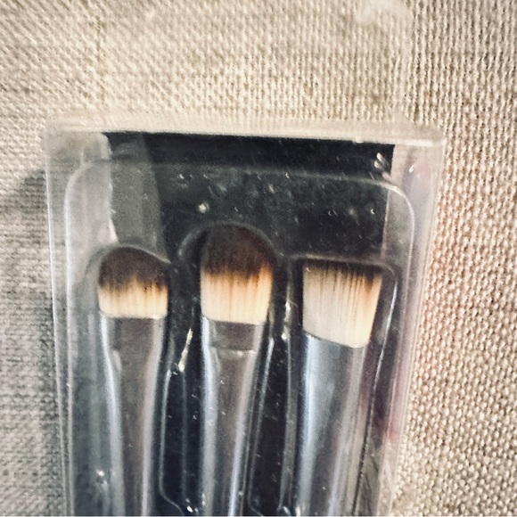 ELLEN TRACY Smokey Eye make up brush gift set - Picture 2 of 3